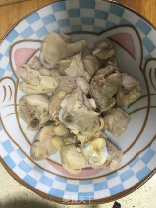 榛蘑炖鸡腿的做法步骤：1