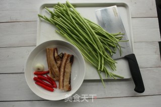 芦蒿炒腊肉的做法步骤：1