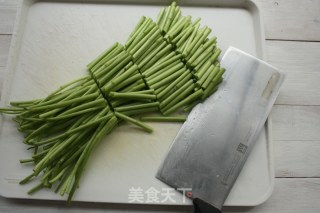 芦蒿炒腊肉的做法步骤：2