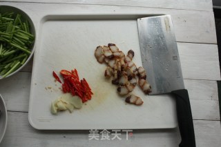 芦蒿炒腊肉的做法步骤：3