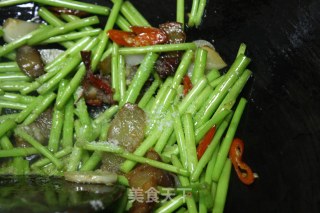 芦蒿炒腊肉的做法步骤：7