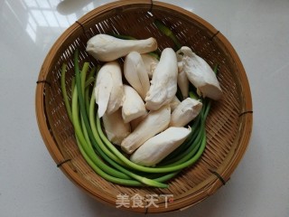 蒜薹炒杏鲍菇的做法步骤：1