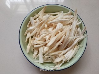 蒜薹炒杏鲍菇的做法步骤：2