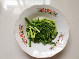 蒜薹炒杏鲍菇的做法步骤：3