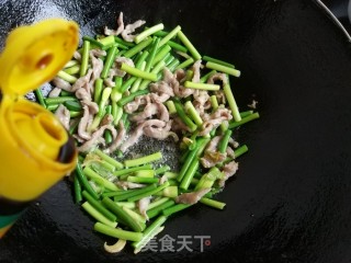 蒜薹炒杏鲍菇的做法步骤：5
