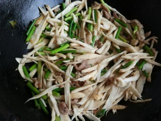 蒜薹炒杏鲍菇的做法步骤：6