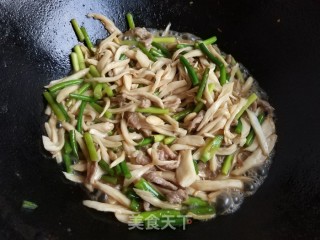 蒜薹炒杏鲍菇的做法步骤：7