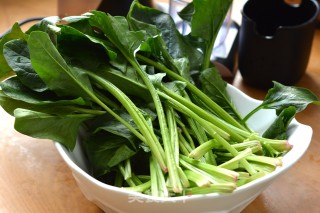 菠汁大虾鸡汤面的做法步骤：1