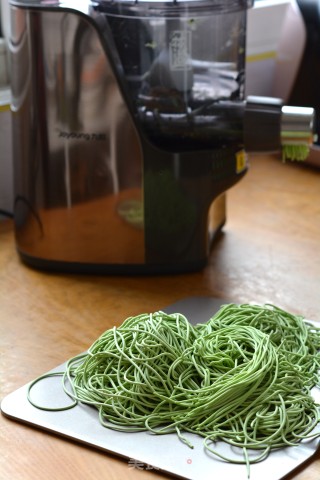 菠汁大虾鸡汤面的做法步骤：7