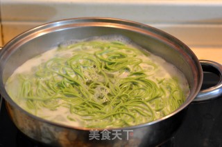 菠汁大虾鸡汤面的做法步骤：8