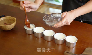 美厨阿娘大作战里的网红款樱花酸奶冻的做法步骤：2