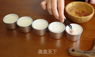 美厨阿娘大作战里的网红款樱花酸奶冻的做法步骤：3
