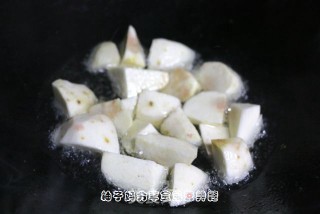 香芋排骨的做法步骤：3
