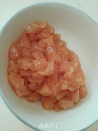 宫保鸡丁的做法步骤：1