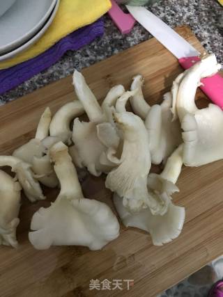 菌类肉丸汤的做法步骤：1