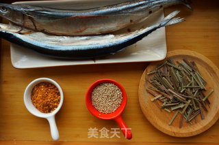 香茅草烤秋刀鱼的做法步骤：1