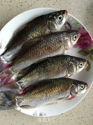 农家菜——咸肉野鲫鱼的做法步骤：1