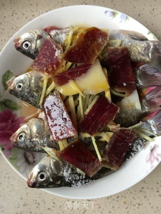 农家菜——咸肉野鲫鱼的做法步骤：3