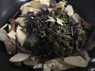 ＃春食野菜香＃毛笋炖蕨菜的做法步骤：7