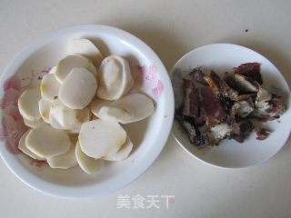 腊肉芋头片的做法步骤：1