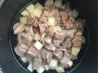 西红柿土豆炖牛腩的做法步骤：4