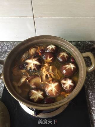 虫草花香菇参鸡汤的做法步骤：7