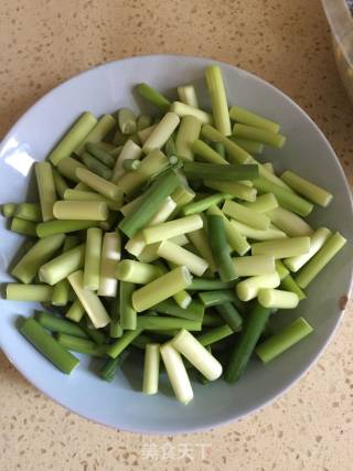 蒜苔炒木耳的做法步骤：1