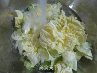 火腿肠牛心菜粉丝的做法步骤：2
