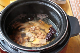 眉豆花生煲鸡爪的做法步骤：5
