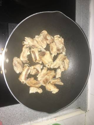 糖醋排骨的做法步骤：1