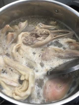 卤鸭爪的做法步骤：3