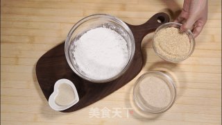 教你一招 蒸出漂亮有麦香味的花卷的做法步骤：2