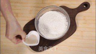 教你一招 蒸出漂亮有麦香味的花卷的做法步骤：4