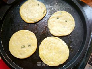 酥脆葱花饼的做法步骤：6
