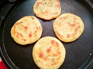 酥脆葱花饼的做法步骤：7