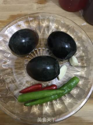 尖椒皮蛋的做法步骤：1