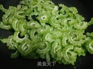 苦瓜炒鸡蛋的做法步骤：3