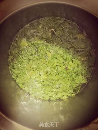 荠菜蛋饼的做法步骤：2