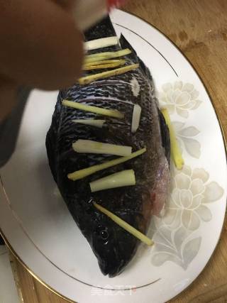 罗非鱼的做法步骤：1