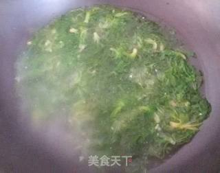 荠菜鸡蛋摊饼的做法步骤：2