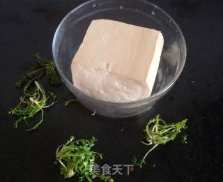 荠菜拌大豆腐的做法步骤：1