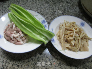 尖椒五花肉炒水笋的做法步骤：1