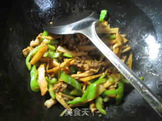 尖椒五花肉炒水笋的做法步骤：5
