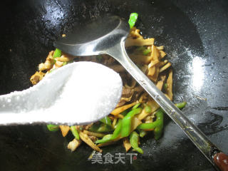 尖椒五花肉炒水笋的做法步骤：6