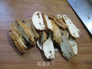 酸菜雷笋炒香干的做法步骤：4
