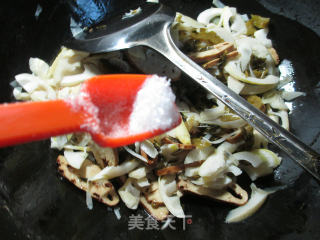 酸菜雷笋炒香干的做法步骤：9