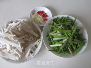 杏鲍菇炒水芹菜的做法步骤：1