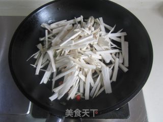 杏鲍菇炒水芹菜的做法步骤：3