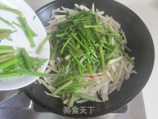 杏鲍菇炒水芹菜的做法步骤：4