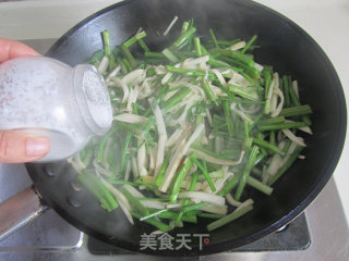 杏鲍菇炒水芹菜的做法步骤：5